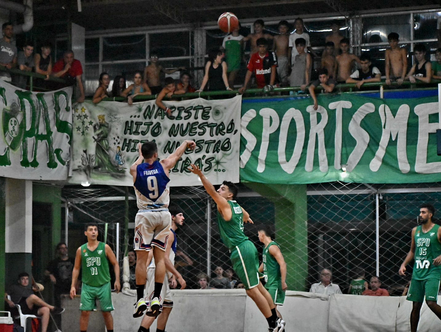 Olimpia lo ganó desde la línea de tres