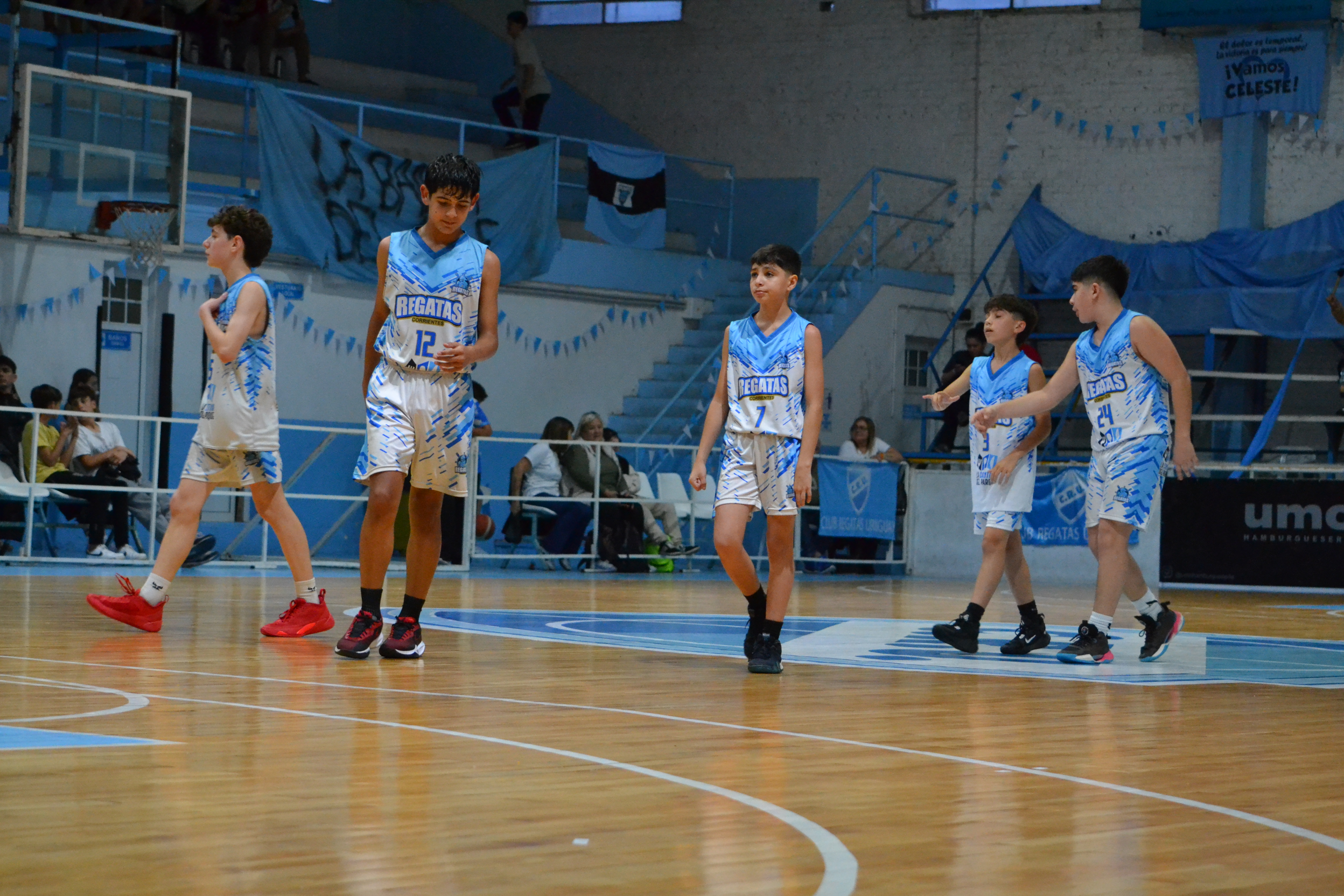 Cuadrangular Final U12 mixto: Regatas Corrientes y Regatas Uruguay empezaron ganando