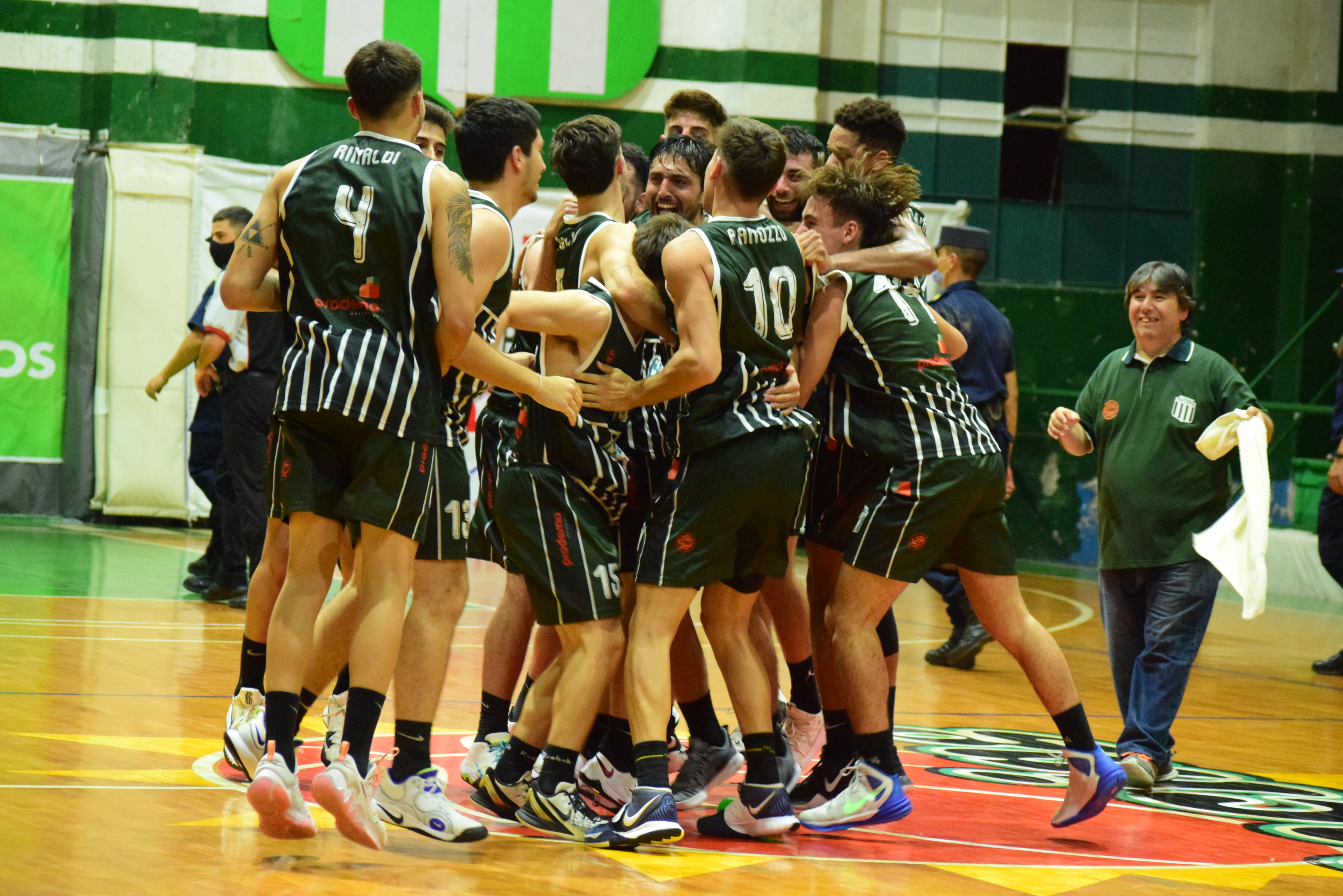 Racing pisó fuerte y venció a Capuchinos