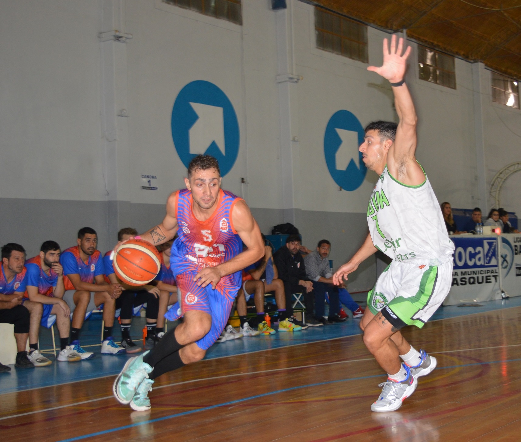 Deportivo Roca hizo gala de su defensa, brilló y está más vivo que nunca