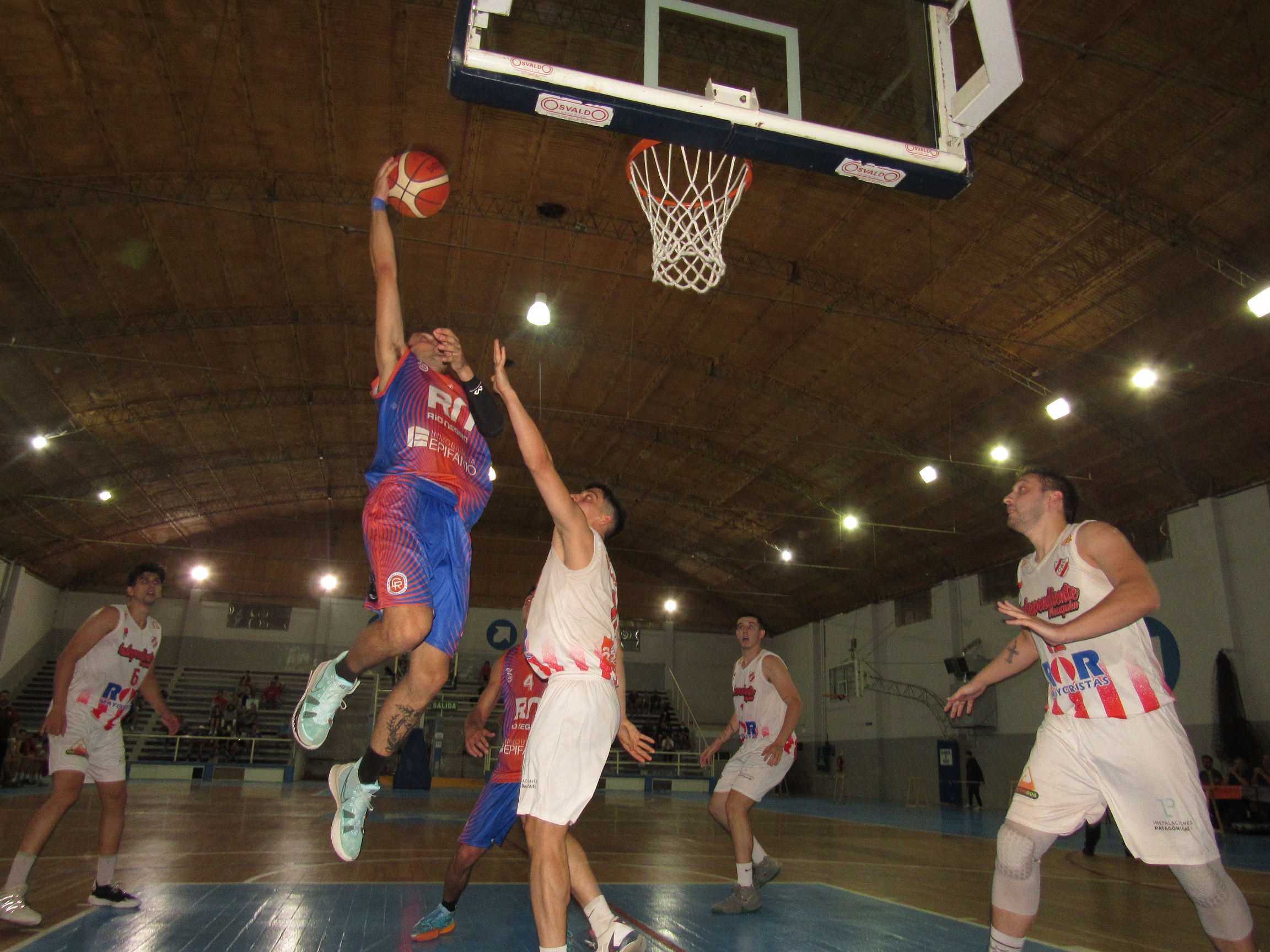 Deportivo Roca hizo gala de su defensa y consolidó su momento ganador