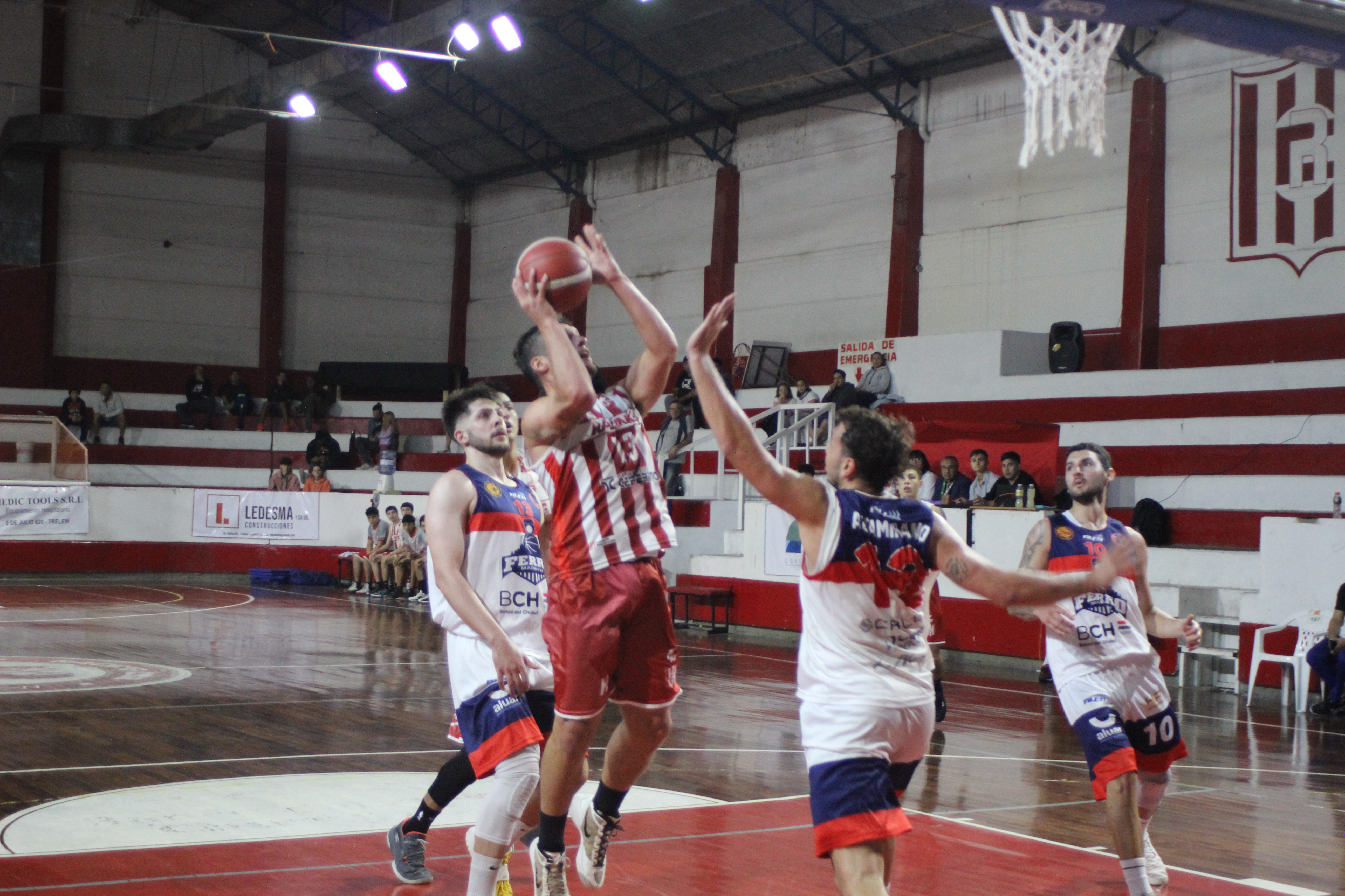 Racing de Trelew consiguió su primera victoria en el torneo