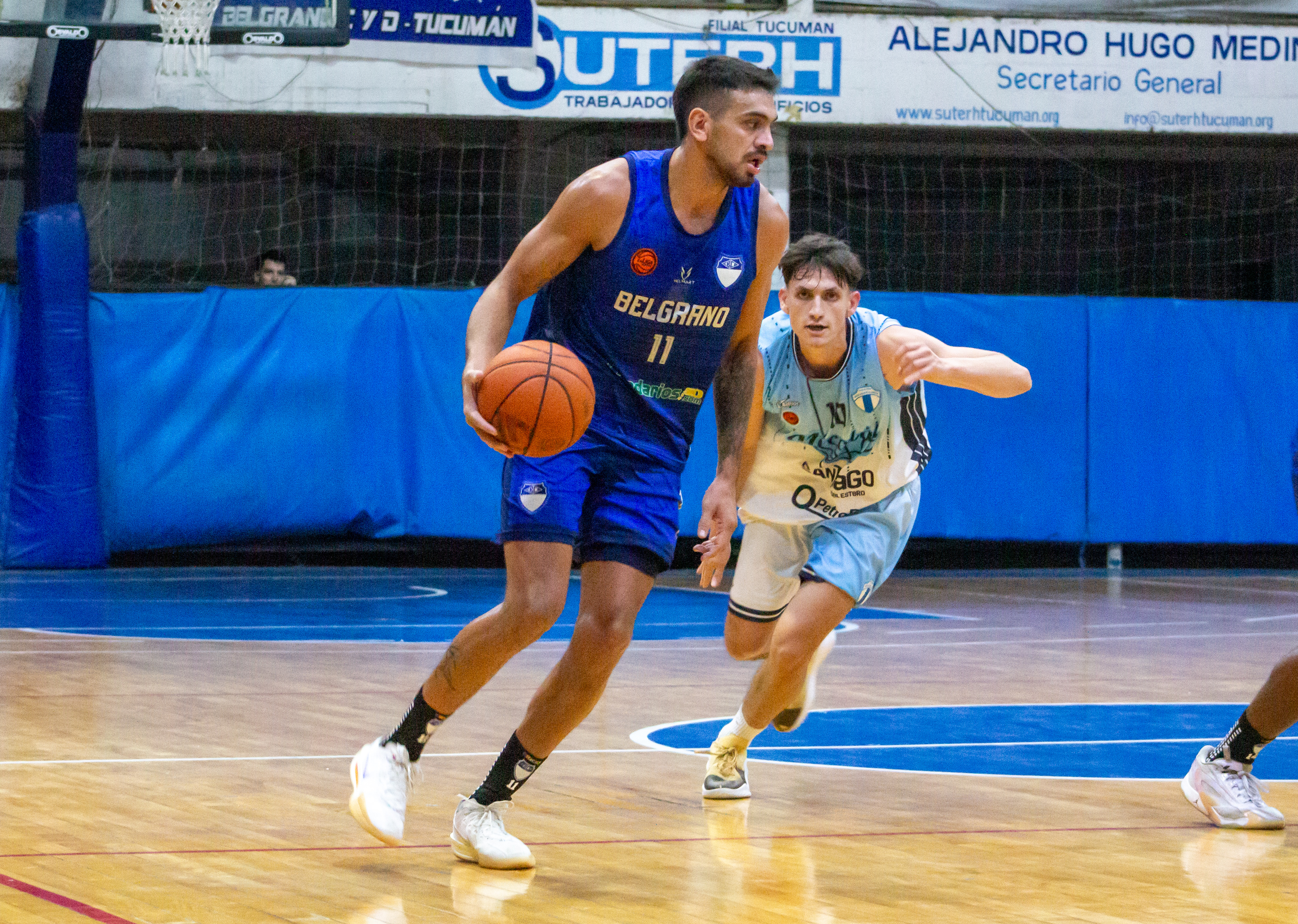 Belgrano ganó en el final sobre los santiagueños y es líder de su zona