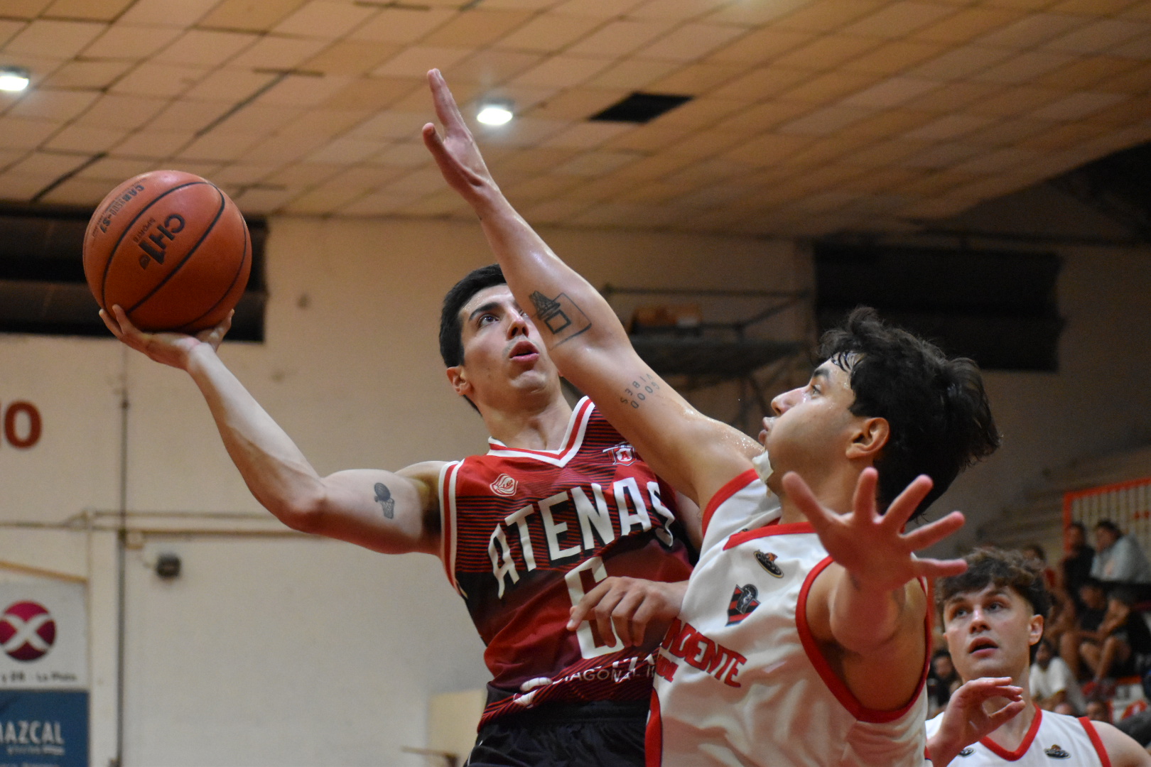 Atenas sufrió, pero venció al Rojo de Tandil en un final electrizante